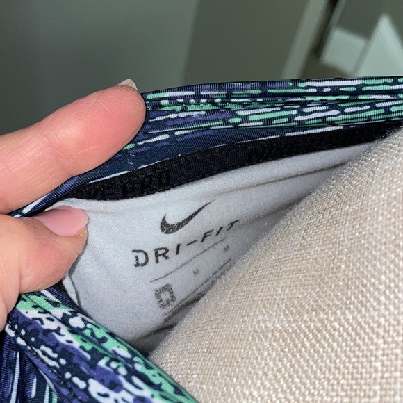 Nike Dri-Fit Women’s Medium long sleeve 1/4  zip pullover. - Picture 6 of 7